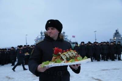 Экипаж «Вице-адмирала Кулакова» встретили традиционным жаренным поросенком