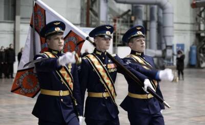 Командующий военно-транспортной авиацией вручил Боевое знамя 235-му полку