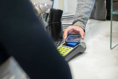 Более трети платежей жители Ленобласти совершают при помощи смартфонов
