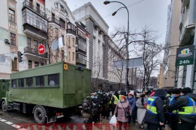 Офис президента в Киеве окружили противники Зеленского