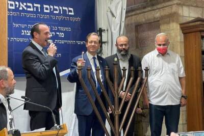 Исаак Герцог - Исламский мир в ярости: президент Израиля зажёг ханукальную свечу в мечети Ибрагима - eadaily.com - Израиль - Палестина