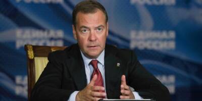 Медведев: "Единая Россия" должна поддерживать граждан
