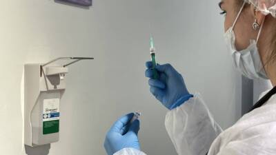 Врач Гущин рекомендовал людям с ВИЧ поставить дополнительную прививку от коронавируса