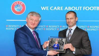 Ахметов в Швейцарии получил специальную награду от президента УЕФА