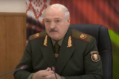 Лукашенко объяснил свои появления в военной форме