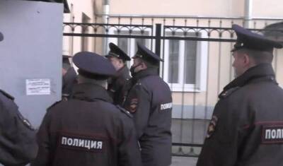 Петербургского полицейского обвинили в краже оренов умершего ветерана