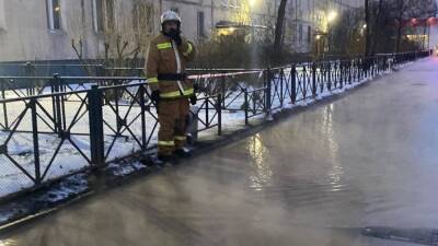 Дорогу у станции метро «Рыбацкое» в Петербурге залило водой из-за прорыва трубы