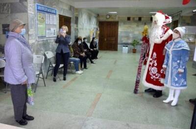 Пункты вакцинации от COVID-19 с Дедами Морозами и Снегурочками открылись в Сочи