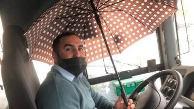 Видео: водитель под зонтом ведет автобус из-за протекающей крыши