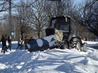 В Севастополе взбесившийся трактор чуть не сбил ребенка на тротуаре (видео)