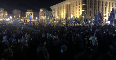 На Майдане проходит митинг "Защити Украину - останови переворот" с участием Турчинова и Бутусова