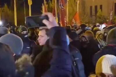 «Зелю геть»: в Киеве протестующие забросали мелочью офис президента