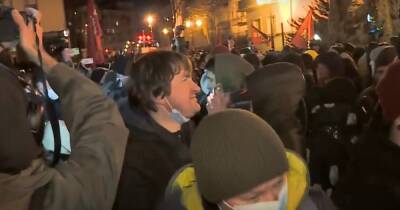 "На билет до Ростова": протестующие бросали монетки в Офис президента (видео)