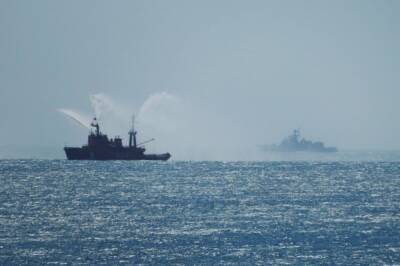 Корабль «Донбасс» ВМС Украины лёг на обратный курс - ФСБ