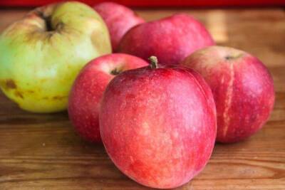Понадобится яблоко: как очистить кастрюлю от толстого слоя нагара и жира