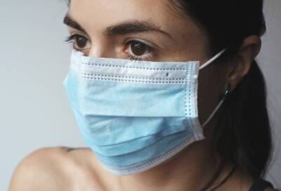 Японцы создали маску-детектор, светящуюся при контакте с коронавирусом