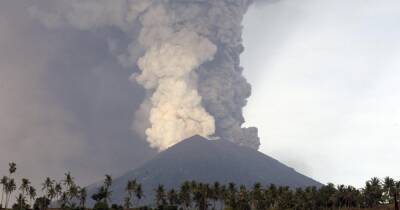 Число жертв извержения вулкана в Индонезии возросло до 43
