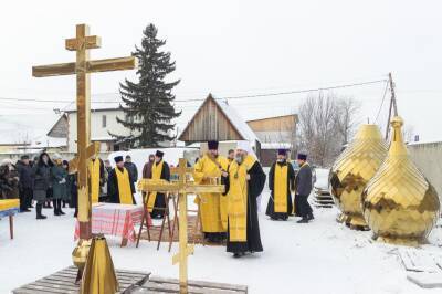 В Новосибирске освятили купола и кресты строящегося храма в Кировском районе