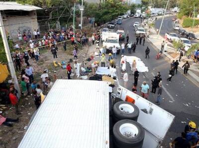 В Мексике перевернулся грузовик с мигрантами: погибли 49 человек