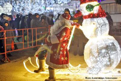 Россияне собираются проверять QR-код у Деда Мороза и Снегурочки