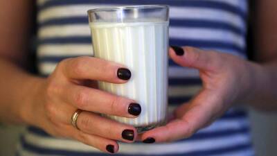 Врач призвал женщин сократить потребление молока для защиты от рака груди