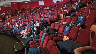 В Норильске из-за сильной метели свыше 100 человек остались в кинотеатре на ночь