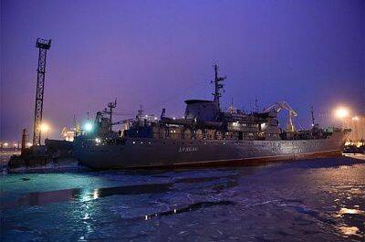 Украинский военный корабль, двигавшийся к Крымскому мосту, развернулся