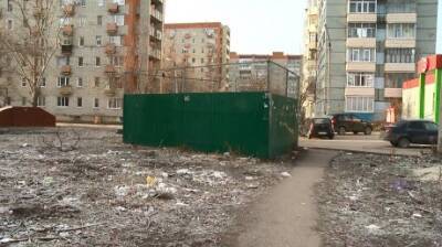 На проспекте Строителей с мусорки разлетаются пакеты и бумага - penzainform.ru