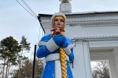 В Хабаровске установили скульптуры Снегурочки и Деда Мороза