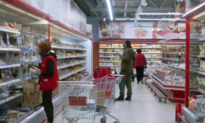 В Петрозаводске женщина-продавец устроила пир прямо в зале магазина