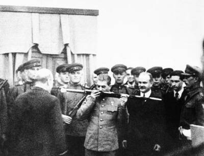 Меч Сталинграда: какое оружие король Англии подарил Сталину - Русская семерка