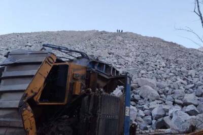 Карьерный самосвал упал в 60-метровую пропасть на отвале забайкальского рудника