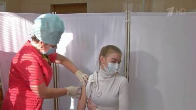 До конца года в России начнется вакцинация от коронавируса среди подростков