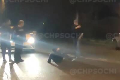 Двое мужчин в Сочи устроили драку на проезжей части
