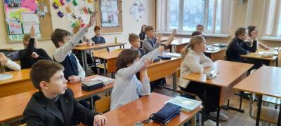 Полицейские проверили школьников Петербурга на знание законов Конституции