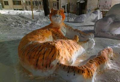 Выборгский скульптор слепил тигра из снега в своем дворе