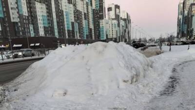 Автомобиль застрял в куче неубранного снега на Пулковском шоссе в Петербурге