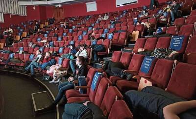В Норильске 130 человек остались ночевать в кинотеатре из-за "черной пурги"