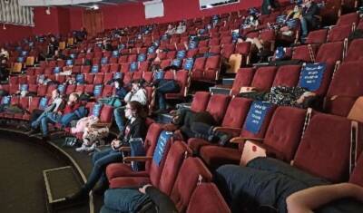 В Норильске 130 человек остались с ночевкой в кинотеатре из-за сильной метели