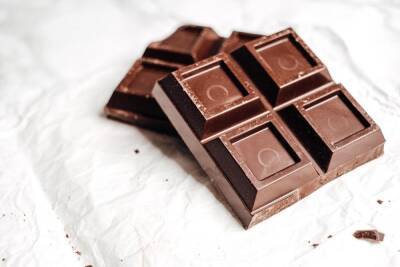 Употребление горького шоколада помогает поднять настроение