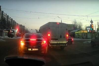 Из-за «внезапного» красного светофора фургон протаранил две машины в Твери