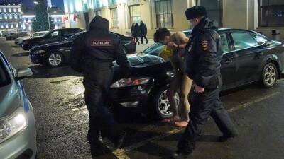 Голый мужчина напал на сотрудника ФСО в центре Москвы