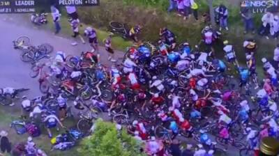 Во Франции оштрафовали женщину, которая привела к массовой аварии на велогонке Тур де Франс