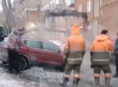 В Челябинске из-за коммунальной аварии автомобиль провалился в яму с кипятком