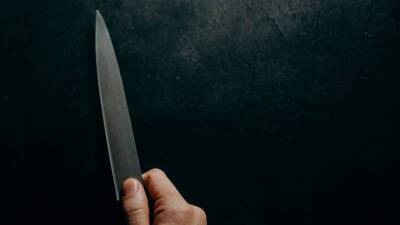 Неизвестный ударил ножом мужчину у входа на станцию метро «Славянский бульвар»