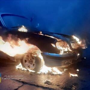 В Энергодаре на стоянке возле жилого дома сгорел автомобиль. Фото