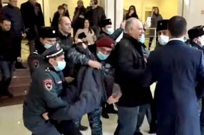 Армянская полиция рассеяла «Освободительное движение»: министр выйти не соизволил