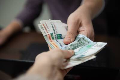 В Астрахани предприимчивая сотрудница ЖКХ заработала 100 тысяч рублей
