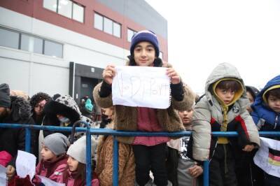 ФОТОФАКТ: В лагере беженцев в ТЛЦ дети устроили митинг