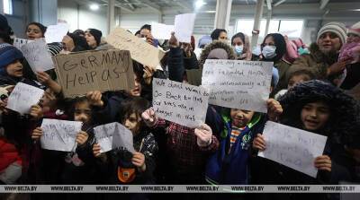 "Германия, помоги нам!": дети беженцев в ТЛЦ вышли на стихийный митинг